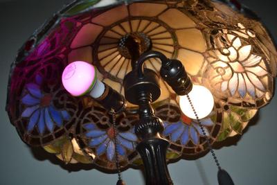 LOT 466. TIFFANY STYLE TABLE LAMP