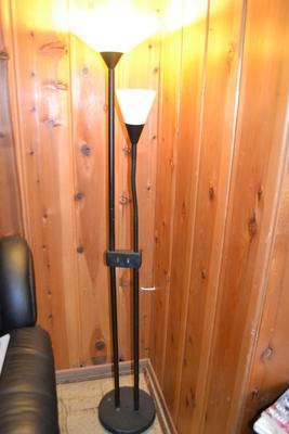 LOT  473. FLOOR LAMP