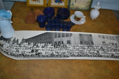 LOT 480. VINTAGE HOME DECOR ART AND TOY GLASS SET