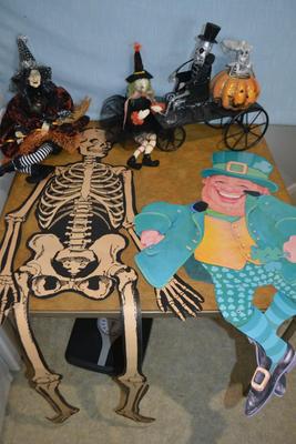 LOT 487. HOLIDAY DECOR