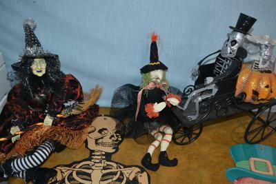 LOT 487. HOLIDAY DECOR