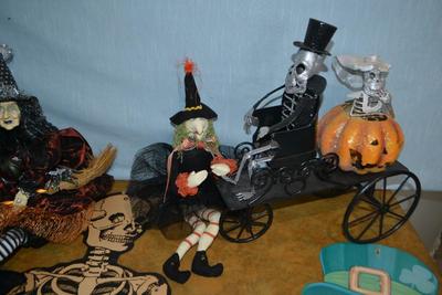 LOT 487. HOLIDAY DECOR