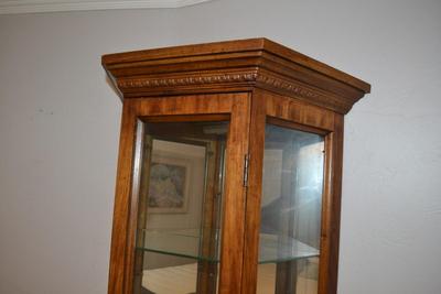 LOT 500. LIGHTED DISPLAY CABINET