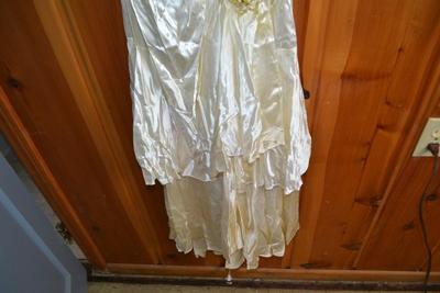 LOT 516. VINTAGE DRESS