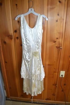 LOT 516. VINTAGE DRESS