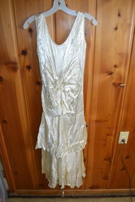 LOT 516. VINTAGE DRESS