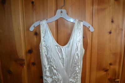 LOT 516. VINTAGE DRESS