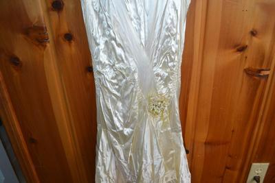 LOT 516. VINTAGE DRESS
