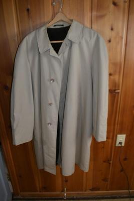 LOT 517. MENS VINTAGE TRENCH COAT MADE IN UK
