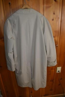 LOT 517. MENS VINTAGE TRENCH COAT MADE IN UK