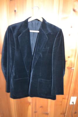 LOT  100 VELOUR SPORT COAT