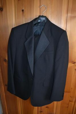LOT 519 MENS TUXEDO