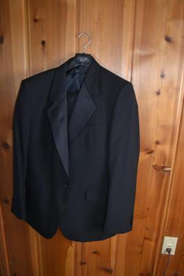 LOT 519 MENS TUXEDO