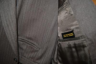 LOT 521. MENS SUIT