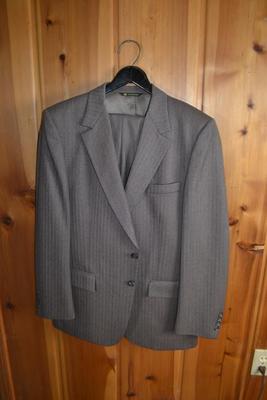 LOT 521. MENS SUIT