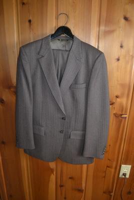 LOT 521. MENS SUIT