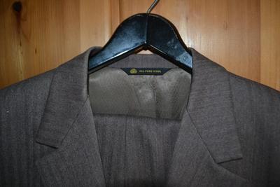 LOT 521. MENS SUIT