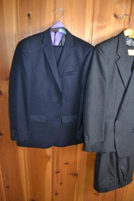 LOT 522. TWO MENS SUITS