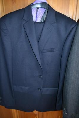 LOT 522. TWO MENS SUITS