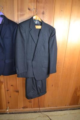 LOT 522. TWO MENS SUITS