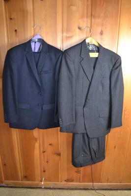 LOT 522. TWO MENS SUITS