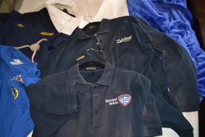 LOT 523. MENS CLOTHING