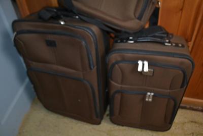 LOT 525. LUGGAGE SET