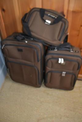 LOT 525. LUGGAGE SET