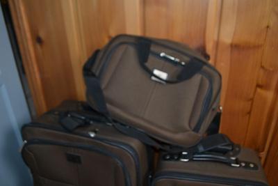 LOT 525. LUGGAGE SET