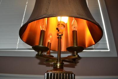 LOT 537. TABLE LAMP. 32" TALL