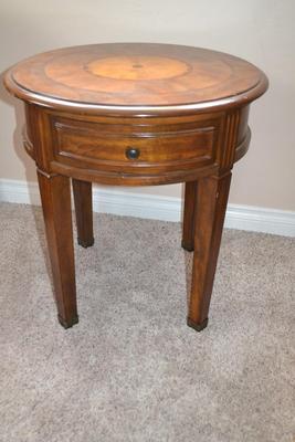 LOT 540. WOOD SIDE TABLE WITH DRAWER