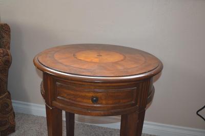 LOT 540. WOOD SIDE TABLE WITH DRAWER