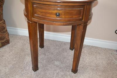 LOT 540. WOOD SIDE TABLE WITH DRAWER
