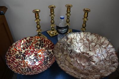 LOT 550. HOME DECOR BOWLS AND 4 BRASS CANDLE STICKS