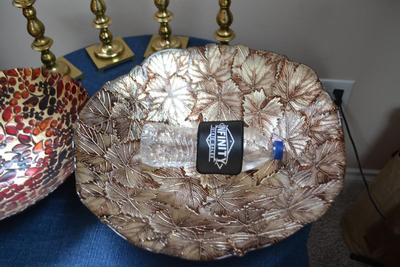 LOT 550. HOME DECOR BOWLS AND 4 BRASS CANDLE STICKS