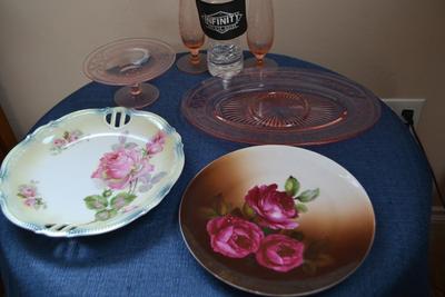 LOT 552. TWO BUD VASES AND DECORATIVE PLATES