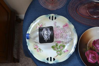 LOT 552. TWO BUD VASES AND DECORATIVE PLATES