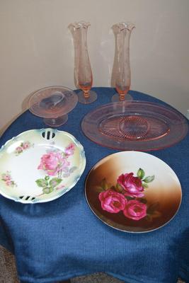 LOT 552. TWO BUD VASES AND DECORATIVE PLATES