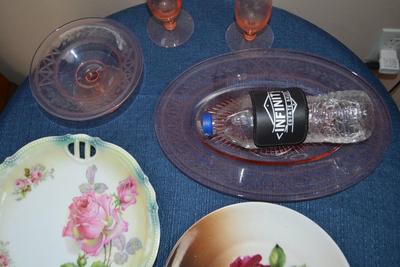LOT 552. TWO BUD VASES AND DECORATIVE PLATES