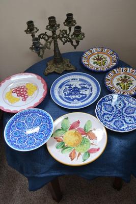 LOT 549 COLLECTION OF PLATES AND BRASS CANDLELABRA