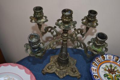 LOT 549 COLLECTION OF PLATES AND BRASS CANDLELABRA