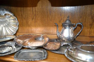 LOT 555 COLLECTION OF SILVER PLATE ITEMS