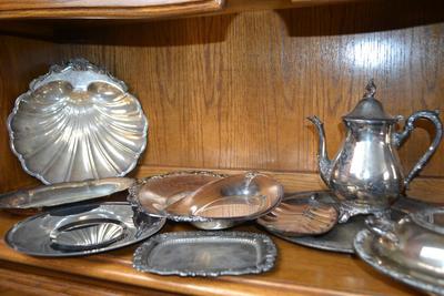 LOT 555 COLLECTION OF SILVER PLATE ITEMS