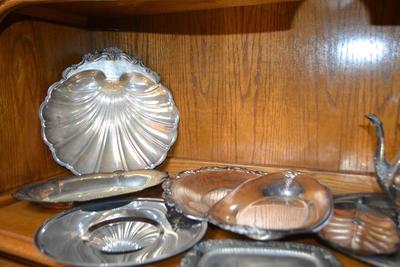 LOT 555 COLLECTION OF SILVER PLATE ITEMS