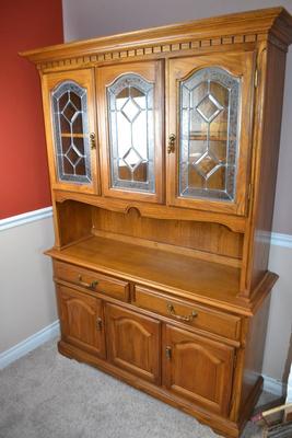 LOT 556. VINTAGE TWO PART HUTCH WITH LEAD GLASS CABINET DOORS