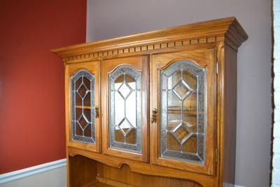 LOT 556. VINTAGE TWO PART HUTCH WITH LEAD GLASS CABINET DOORS