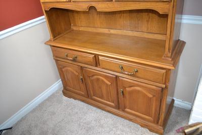 LOT 556. VINTAGE TWO PART HUTCH WITH LEAD GLASS CABINET DOORS