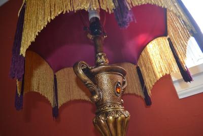 LOT 559 FRINGE LAMP SHADE FLOOR LAMP