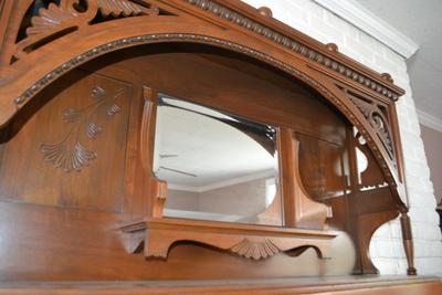 LOT 560. ANTIQUE VICTORIAN MANTEL SHELF