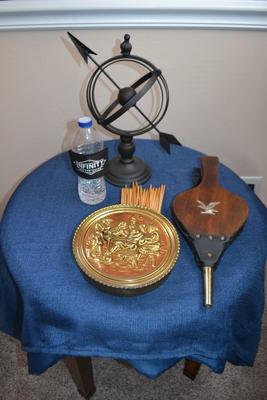 LOT 561. HOME DECOR ITEMS